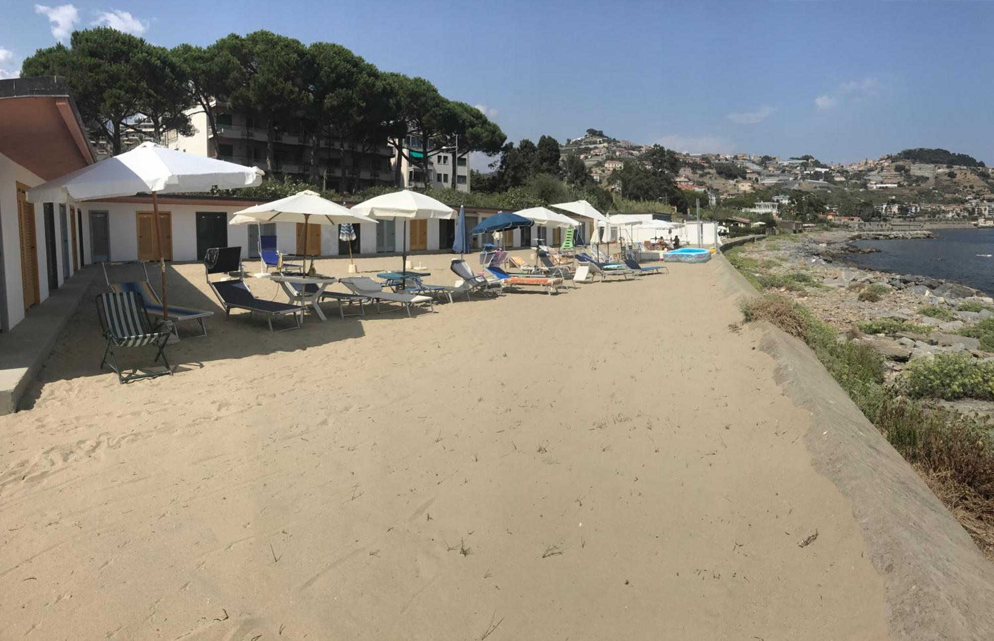 Tirrenia Beach House - Sea Front With Private Beach Санремо Экстерьер фото