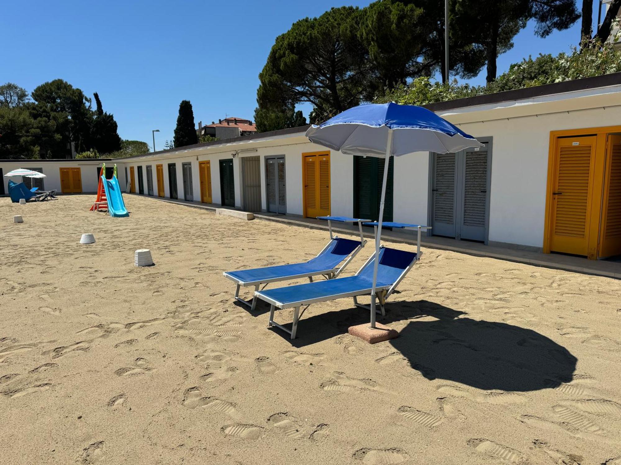 Tirrenia Beach House - Sea Front With Private Beach Санремо Экстерьер фото