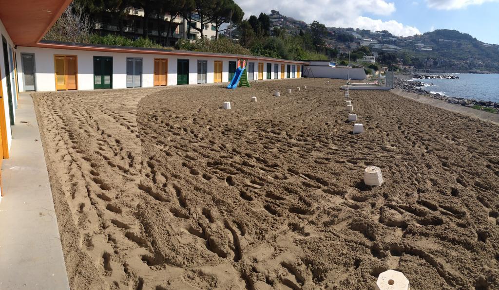 Tirrenia Beach House - Sea Front With Private Beach Санремо Экстерьер фото