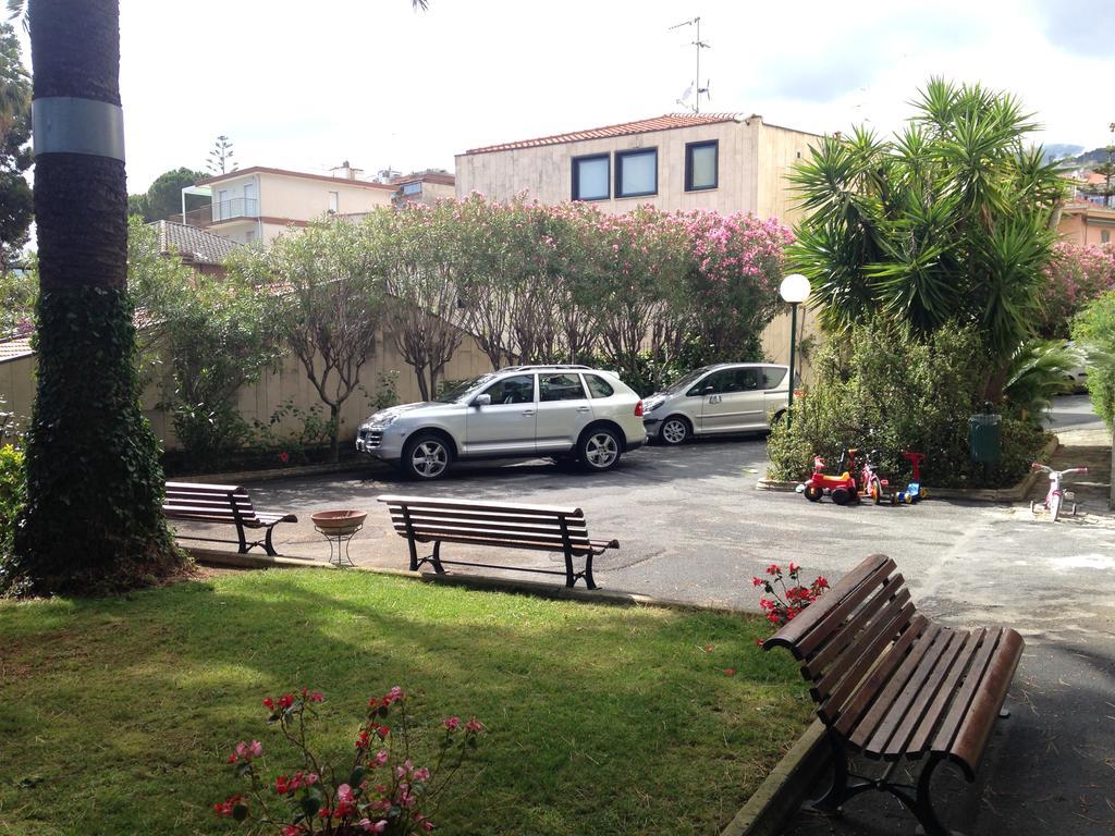 Tirrenia Beach House - Sea Front With Private Beach Санремо Экстерьер фото